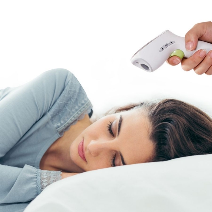 Temp-3in1-kontaktloser-Infrarot-Thermometer-Frau