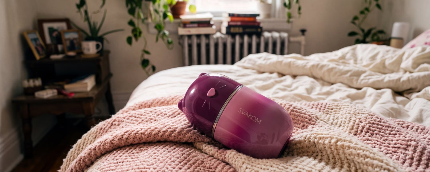 Featured Image Alt (FR) : Stimulateur clitoridien Svakom Klitty rose posé sur un plaid douillet dans une chambre chaleureuse, avis et expérience personnelle sur ce sextoy.