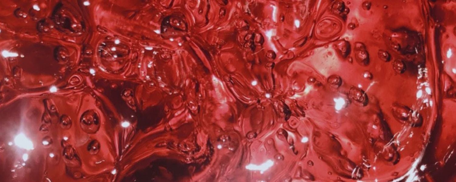 Frau im string auf rotem hintergrund mit langen nägeln von hinten zu sehen