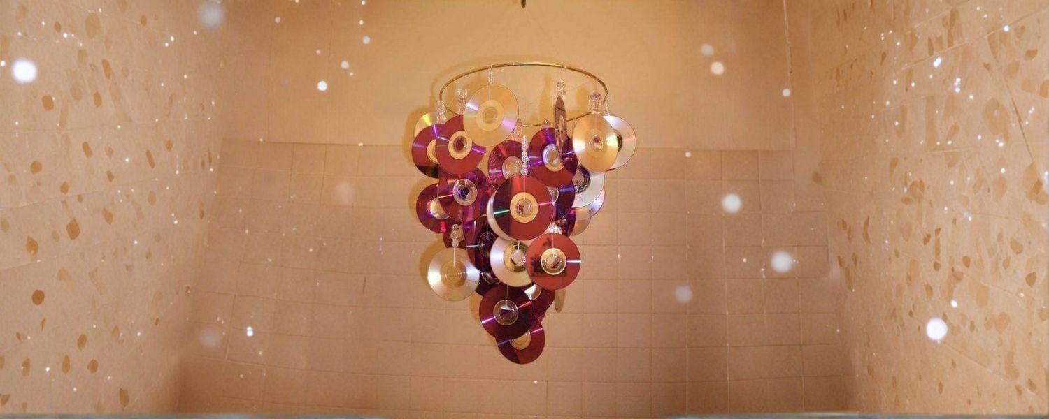 Mann mit blumen auf dem kopf und in seinem bart auf grauem hintergrund