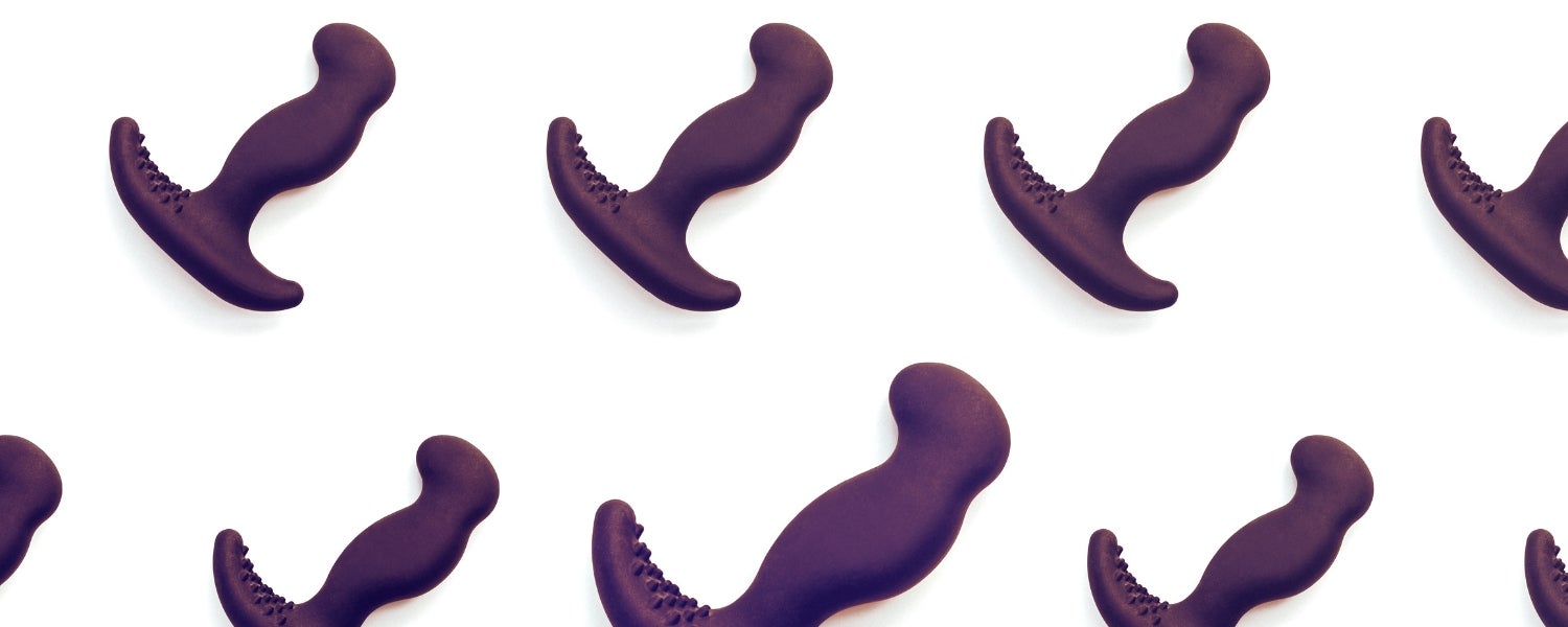 Plusieurs jouets prostatiques de forme ergonomique sur fond clair, destinés à une stimulation ciblée de la prostate