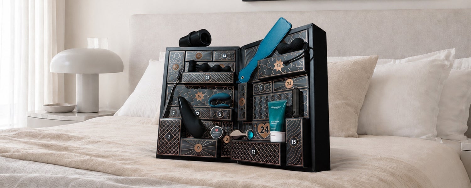 Lifestyle-Bild im Schlafzimmer: Amorana Adventskalender Deluxe 2026 geöffnet auf einem Bett mit ausgewählten Produkten