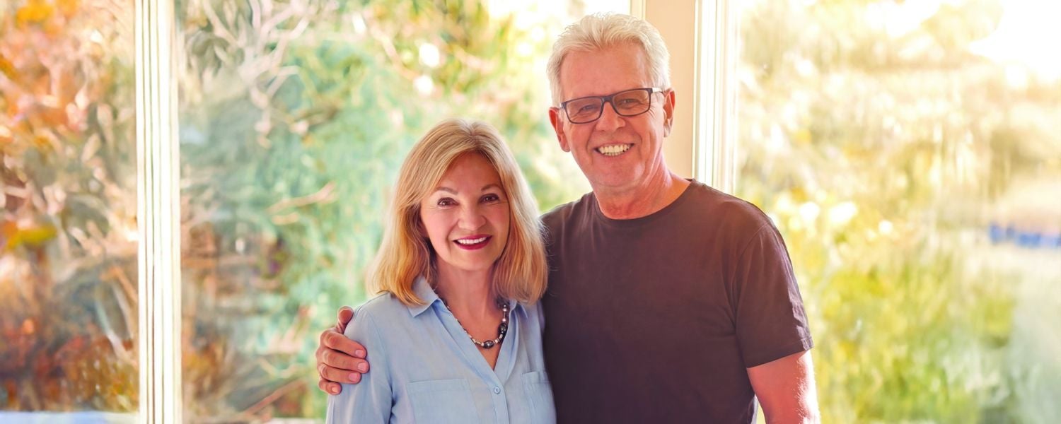 Michael und Brigitte Lenke, die Erfinder des Womanizers, mit dem ersten Prototyp der Pleasure Air Technologie