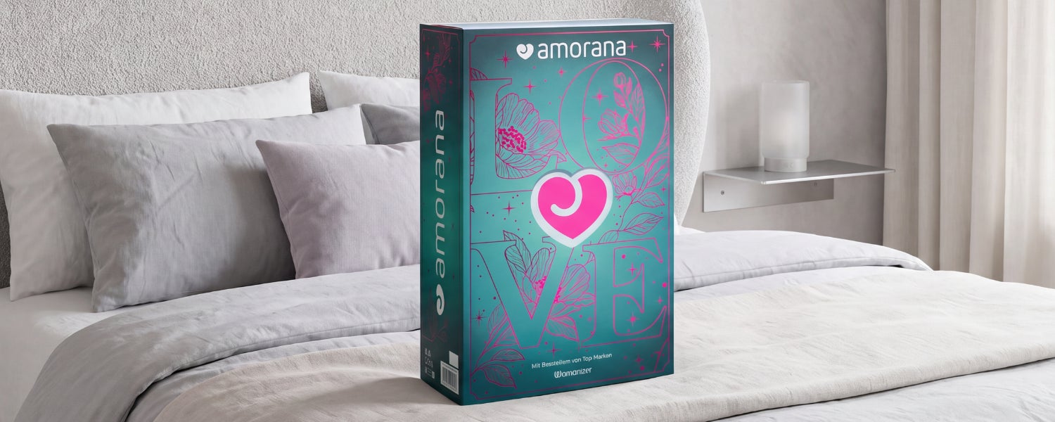 Photo d'ambiance dans la chambre : le calendrier de l'Avent « Discover 2026 » d'Amorana posé sur un lit.