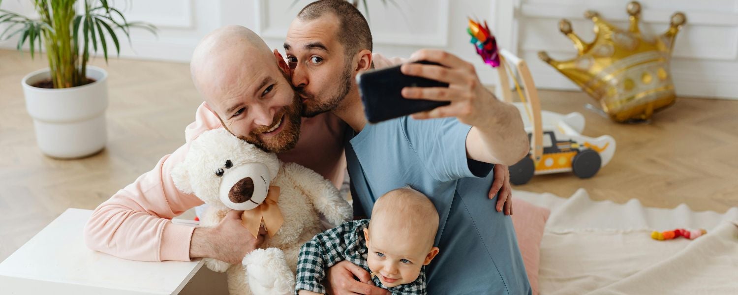Regenbogenfamilie im gemeinsamen Familienalltag
