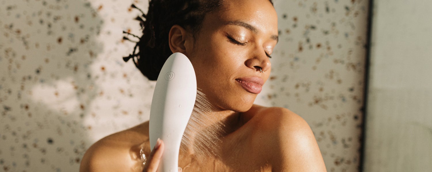 Masturbation avec le pommeau de douche 