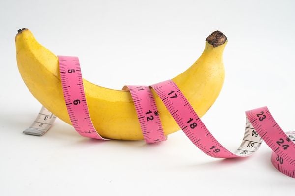 Dildo Grösse richtig wählen: Länge und Umfang im Vergleich Banane mit pinkem Massband als Symbol für Länge und Umfang bei Dildos.