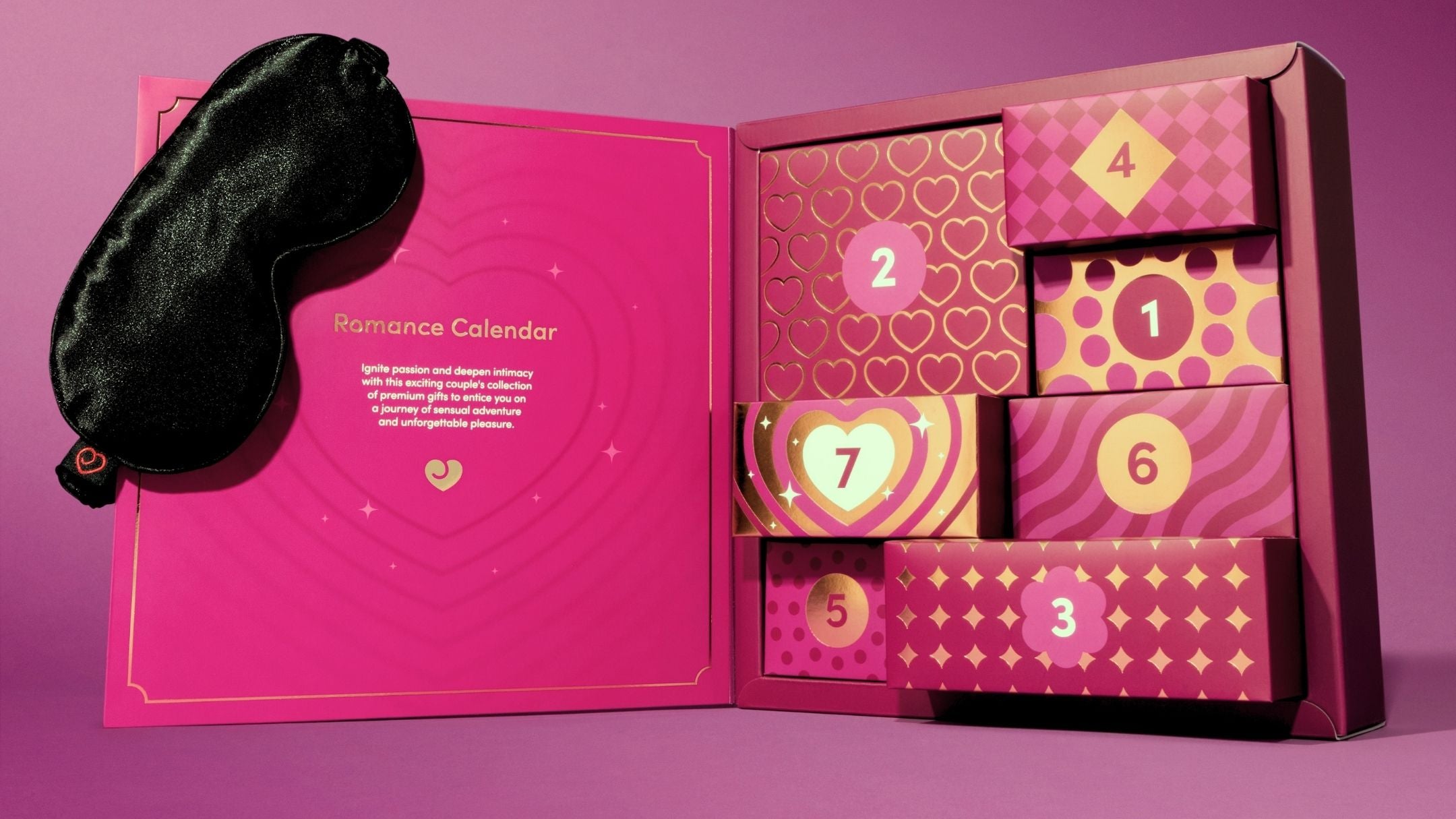 Amorana Romance Kalender 2026 geöffnet Geöffneter Amorana Romance Kalender 2026 mit sieben Überraschungen und schwarzer Satin-Augenbinde