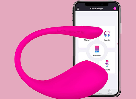 Lovense Lush 3 vibrierendes Liebes-Ei in rosa mit einem Smartphone mit der Lovense-App