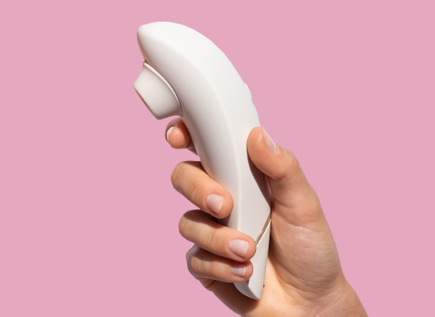 Womanizer Premium 2 en blanc tenu dans une main